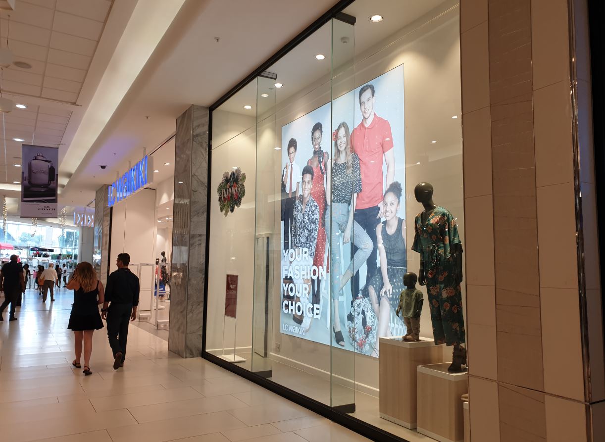 LC Waikiki mağazası, cam vitrin cephesi