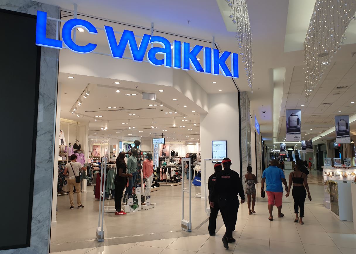 LC Waikiki mağaza girişi ve vitrini